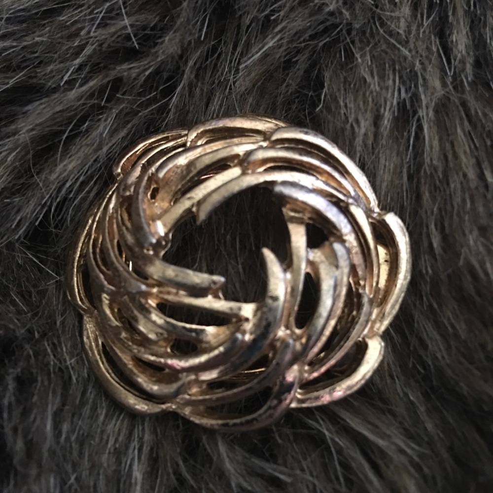 Vintage gold tone swirl design scarf clip